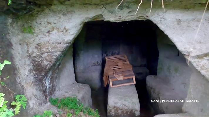 potret rumah dari batu raksasa © YouTube/Sang Penjelajah Amatir