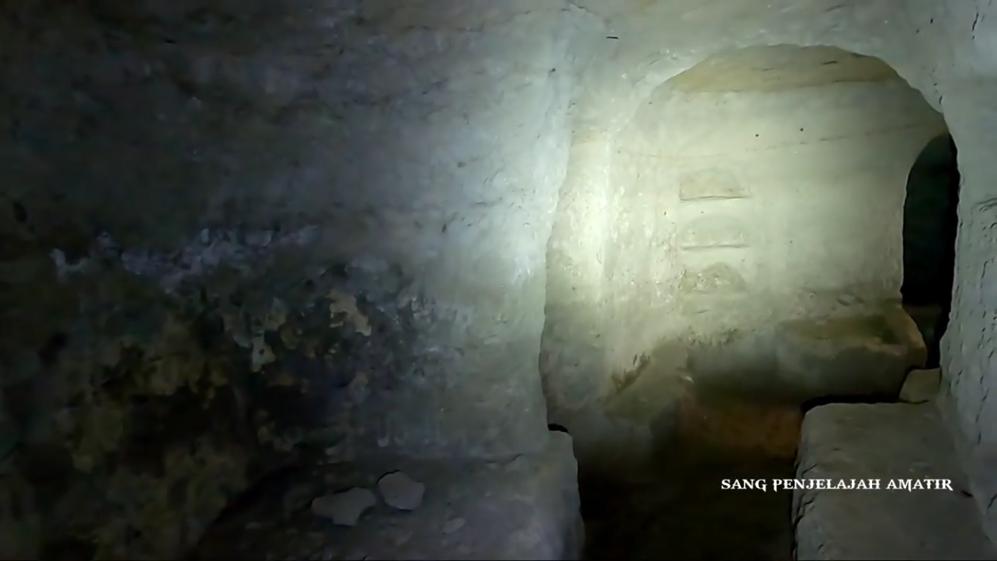 potret rumah dari batu raksasa © YouTube/Sang Penjelajah Amatir