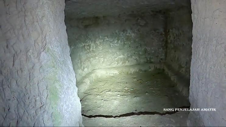 potret rumah dari batu raksasa © YouTube/Sang Penjelajah Amatir