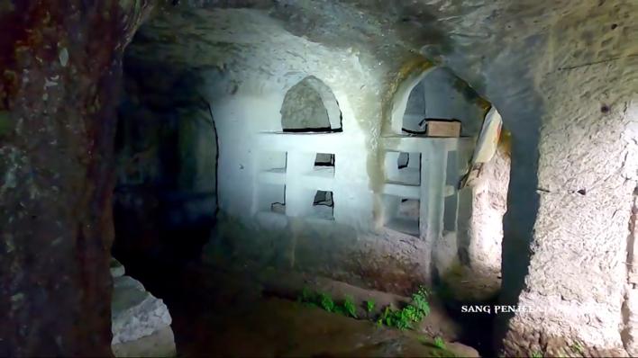 potret rumah dari batu raksasa © YouTube/Sang Penjelajah Amatir