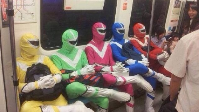 duduk di kendaraan umum gayanya kocak © berbagai sumber