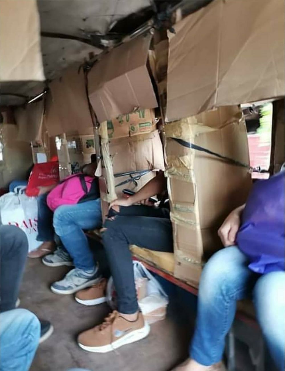 duduk di kendaraan umum gayanya kocak © berbagai sumber