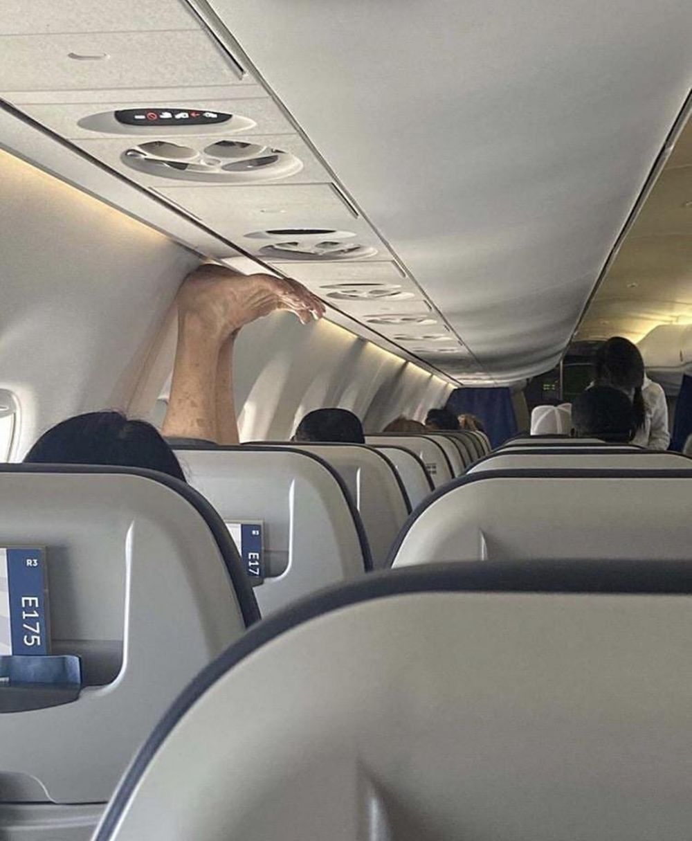 duduk di kendaraan umum gayanya kocak © berbagai sumber