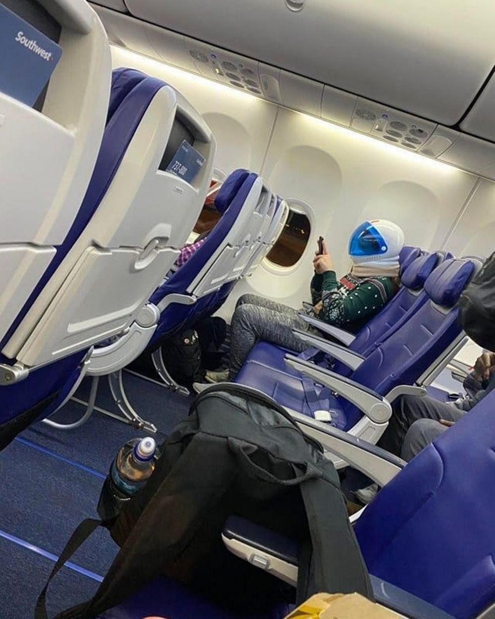 duduk di kendaraan umum gayanya kocak © berbagai sumber duduk di kendaraan umum gayanya kocak © berbagai sumber