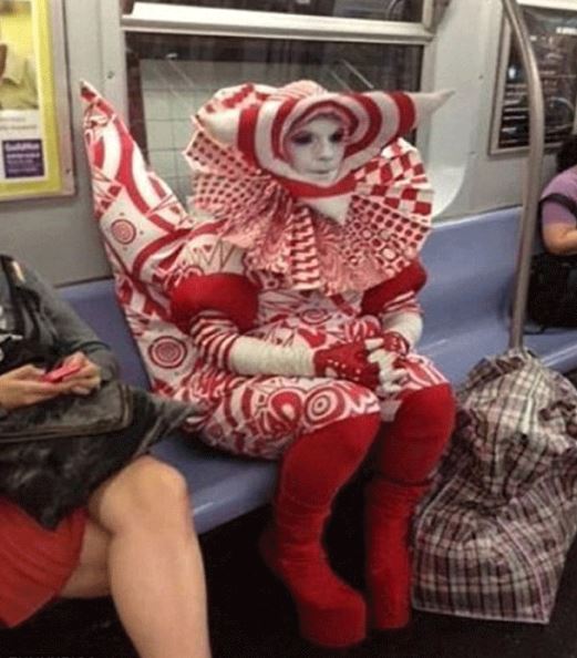 duduk di kendaraan umum gayanya kocak © berbagai sumber duduk di kendaraan umum gayanya kocak © berbagai sumber