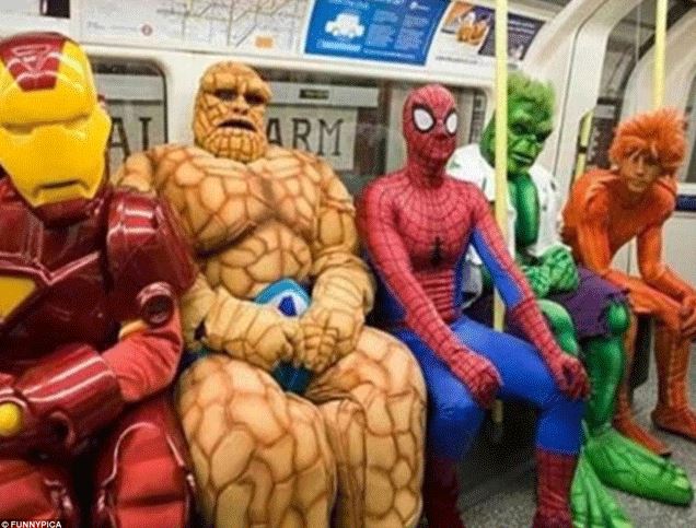 duduk di kendaraan umum gayanya kocak © berbagai sumber duduk di kendaraan umum gayanya kocak © berbagai sumber