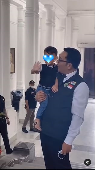 Ridwan Kamil momong Arkana Berbagai sumber