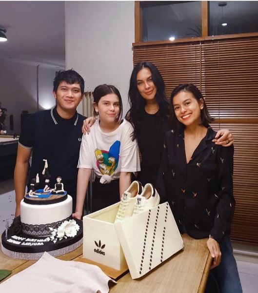 kedekatan Eva Celia dengan saudara tirinya © Instagram