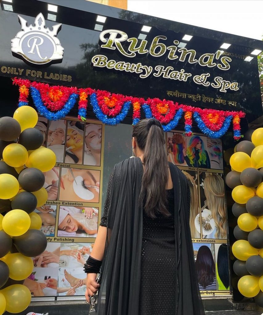 11 Potret terbaru Latika kecil 'Slumdog Millionaire', buka usaha salon