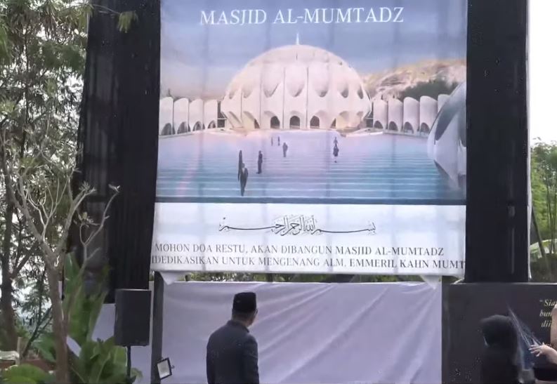Momen peresmian pembangunan Masjid Al-Mumtadz, dekat makam Eril