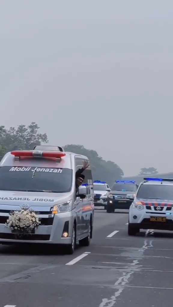Momen keluarga antar Eril ke pemakaman © Instagram