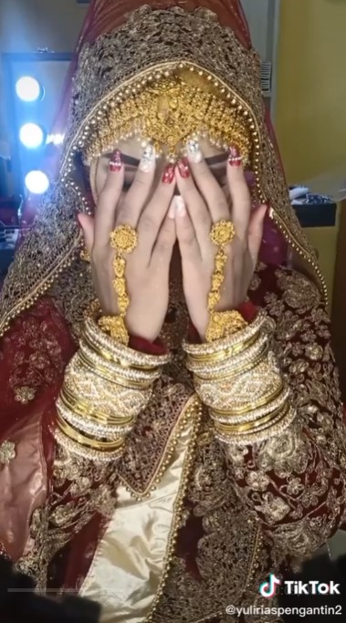 Transformasi wanita dirias jadi pengantin India © TikTok Transformasi wanita dirias jadi pengantin India © TikTok