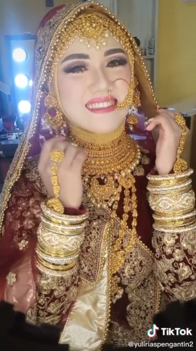 Transformasi wanita dirias jadi pengantin India © TikTok Transformasi wanita dirias jadi pengantin India © TikTok
