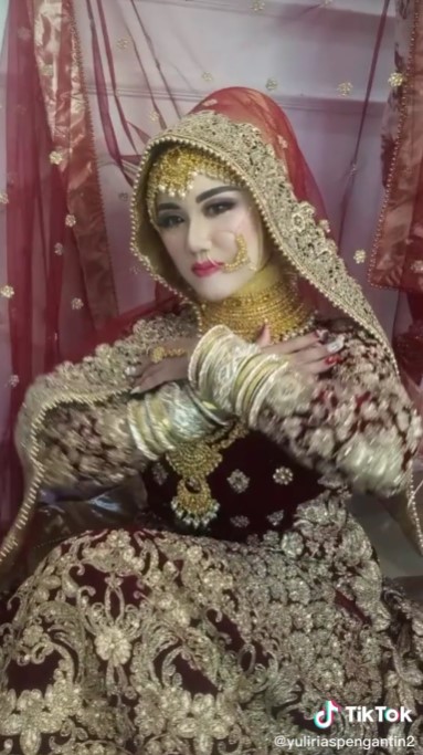 Transformasi wanita dirias jadi pengantin India © TikTok Transformasi wanita dirias jadi pengantin India © TikTok