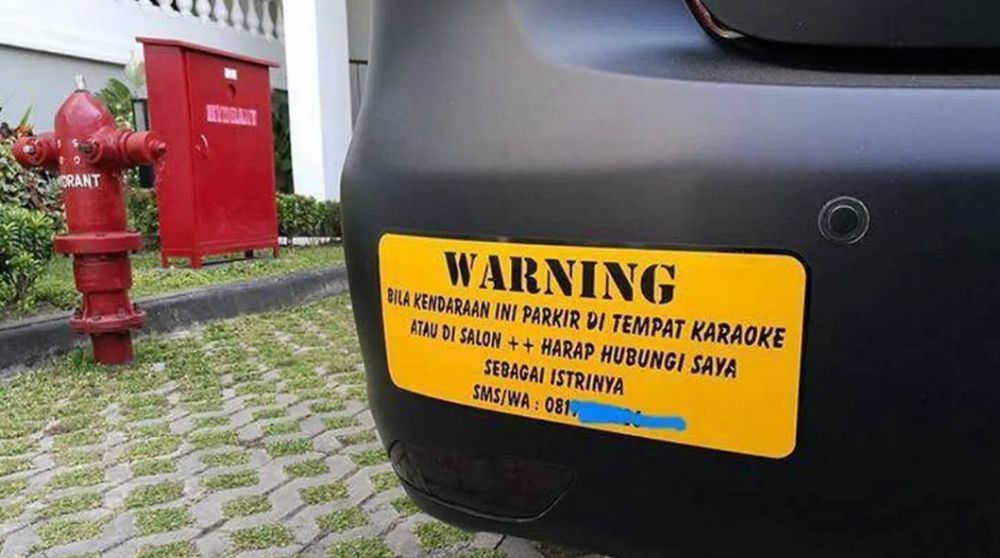 Potret stiker nyeleneh di mobil pribadi © berbagai sumber