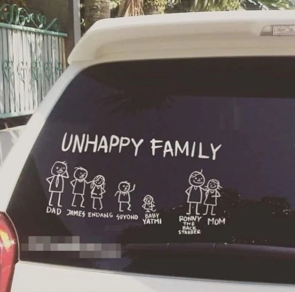 Potret stiker nyeleneh di mobil pribadi © berbagai sumber