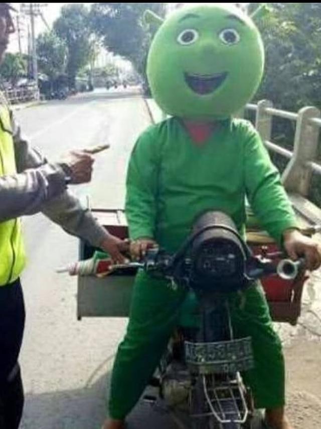 pedagang cosplay sambil jualan © berbagai sumber