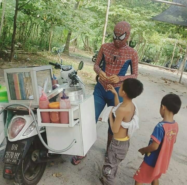 pedagang cosplay sambil jualan © berbagai sumber