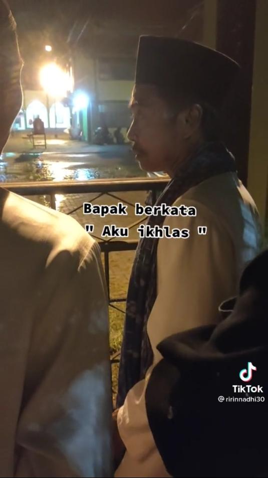 pria gagal berangkat haji karena batas usia © TikTok/@ririnnadhi30 pria gagal berangkat haji karena batas usia © TikTok/@ririnnadhi30