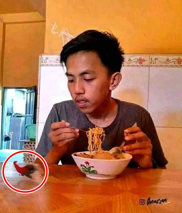 lagi makan ada aja yang bikin salah fokus © Instagram