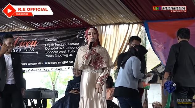 pedangdut manggung di hajatan kampung © berbagai sumber