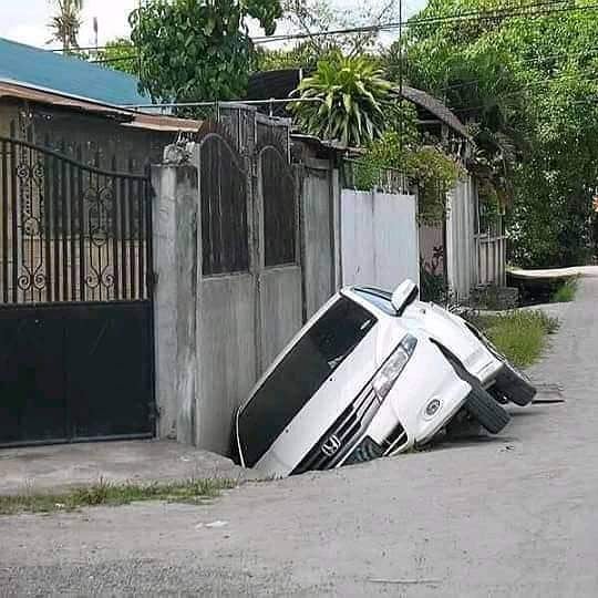 Potret apes kendaraan terjebak © berbagai sumber Potret apes kendaraan terjebak © berbagai sumber