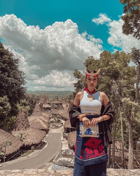 Pesona Luna Maya pakai busana adat © berbagai sumber
