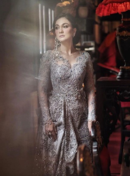 Pesona Luna Maya pakai busana adat © berbagai sumber