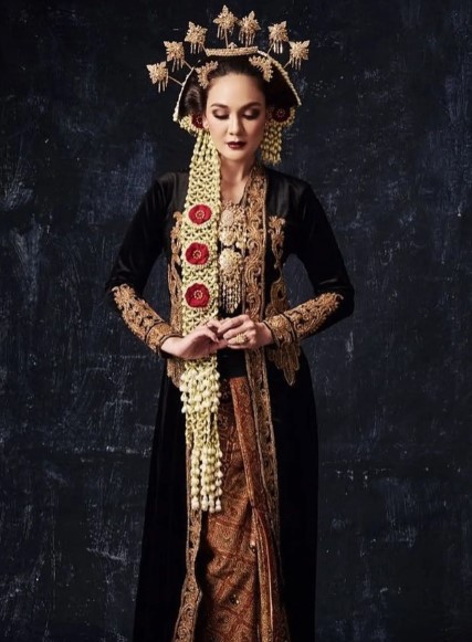 Pesona Luna Maya pakai busana adat © berbagai sumber