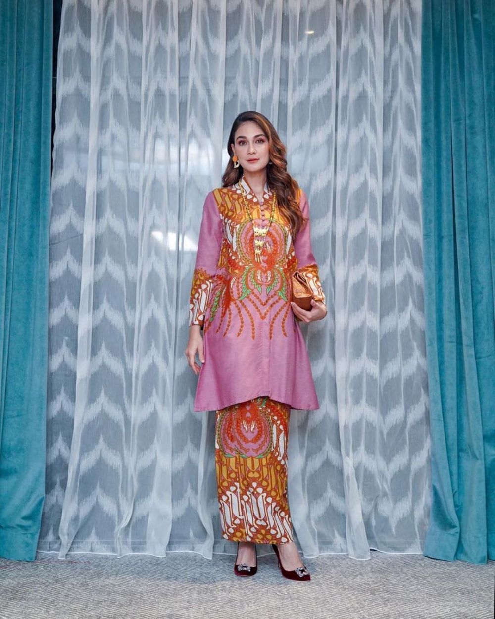 Pesona Luna Maya pakai busana adat © berbagai sumber Pesona Luna Maya pakai busana adat © berbagai sumber