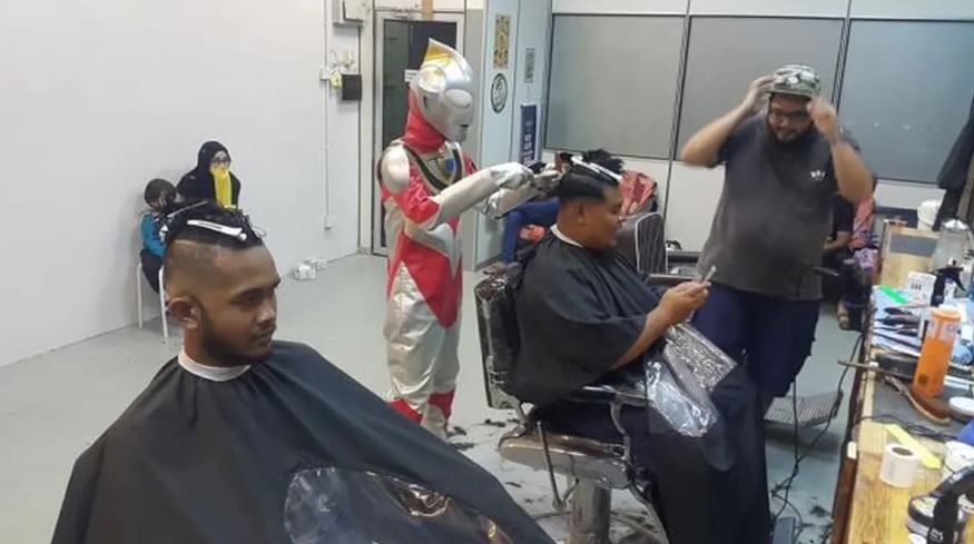 cosplay jadi Ultraman malah lucu banget © berbagai sumber