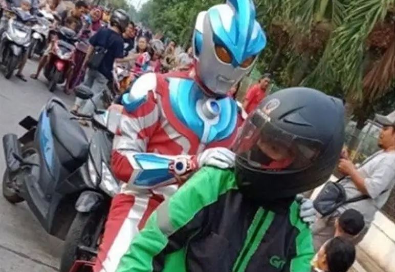 cosplay jadi Ultraman malah lucu banget © berbagai sumber