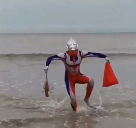 cosplay jadi Ultraman malah lucu banget © berbagai sumber