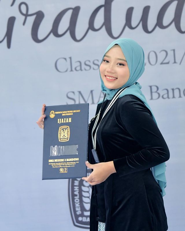 Momen wisuda Zara adik Eril © berbagai sumber