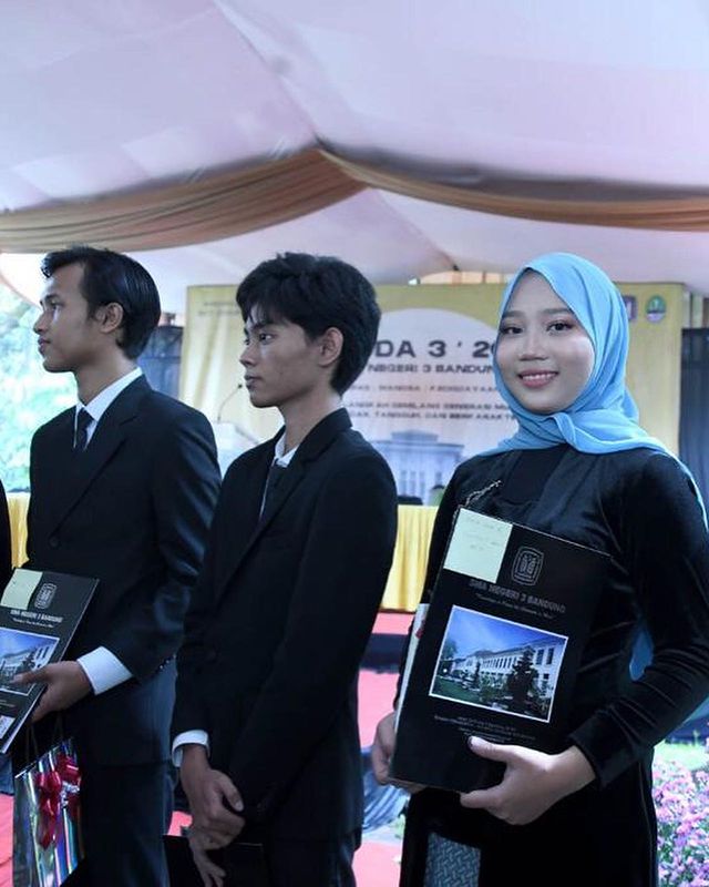 Momen wisuda Zara adik Eril © berbagai sumber