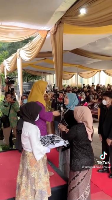 13 Momen wisuda SMA Zara adik Eril, Ridwan Kamil beri hadiah istimewa