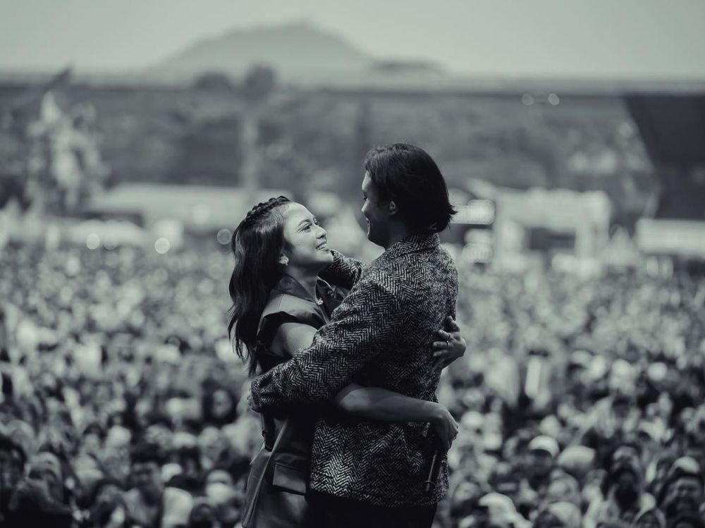 penyanyi manggung bareng pasangan © berbagai sumber