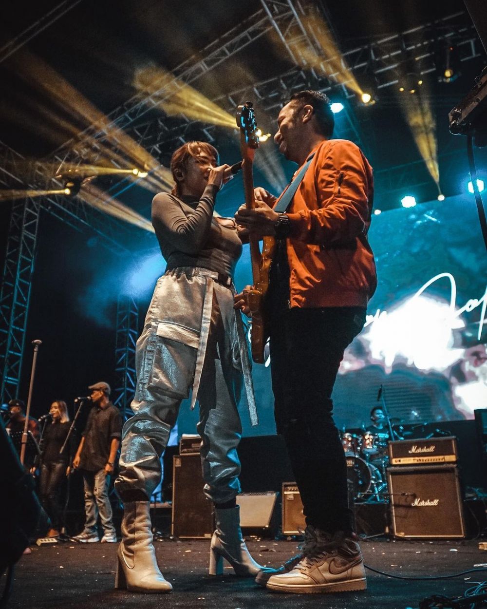 penyanyi manggung bareng pasangan © berbagai sumber