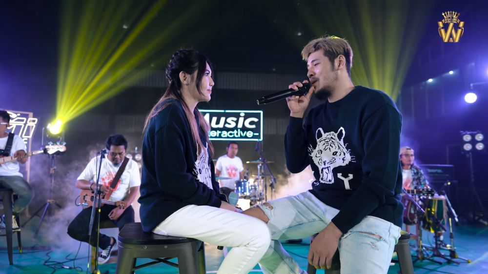 penyanyi manggung bareng pasangan © berbagai sumber