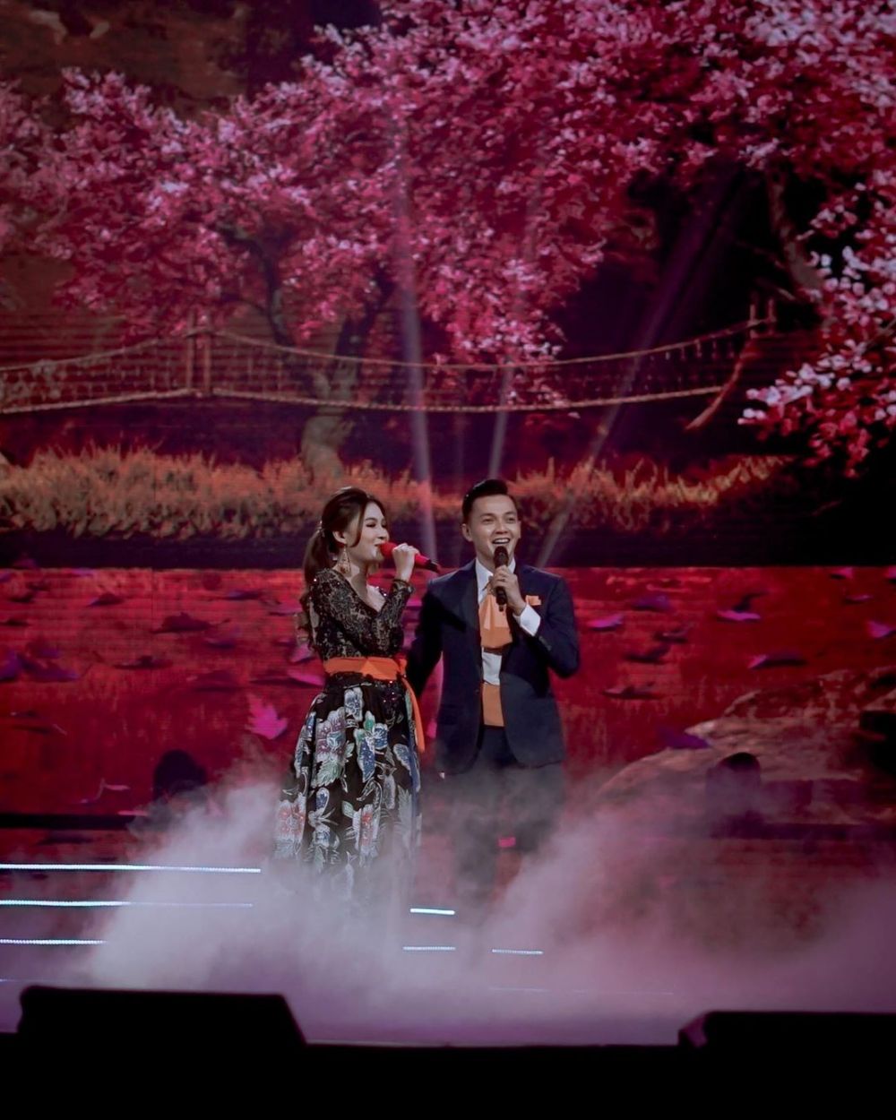 penyanyi manggung bareng pasangan © berbagai sumber