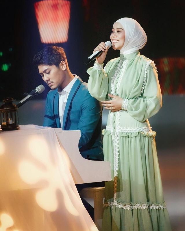 penyanyi manggung bareng pasangan © berbagai sumber