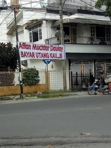 Potret lucu spanduk di jalanan bikin bingung © berbagai sumber Potret lucu spanduk di jalanan bikin bingung © berbagai sumber