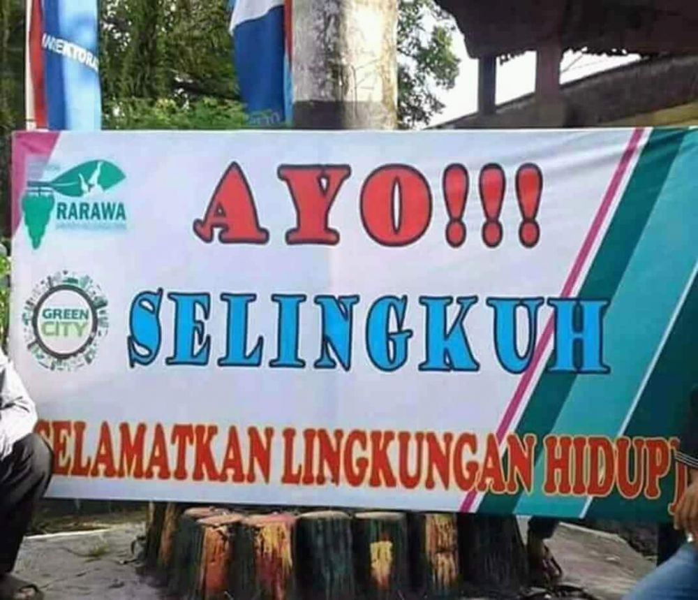 Potret lucu spanduk di jalanan bikin bingung © berbagai sumber Potret lucu spanduk di jalanan bikin bingung © berbagai sumber