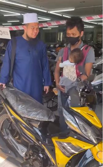 Kisah pilu perjuangan ayah bawa anak saat kerja, dapat hadiah motor