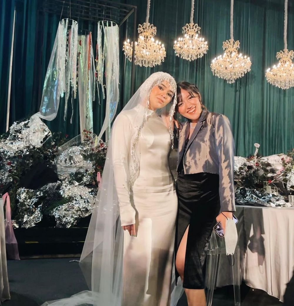gaya seleb hadiri pernikahan sivia azizah © instagram