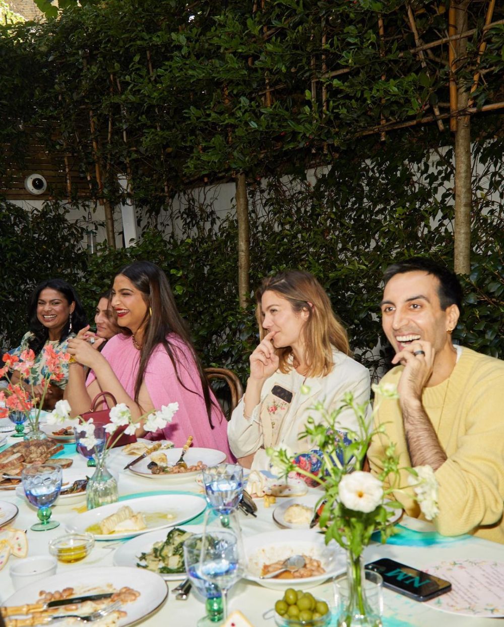 11 Potret baby shower Sonam Kapoor, usung konsep pesta kebun