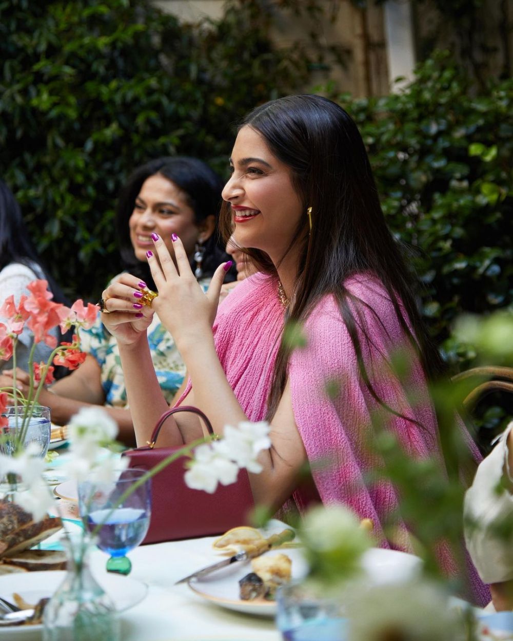 11 Potret baby shower Sonam Kapoor, usung konsep pesta kebun