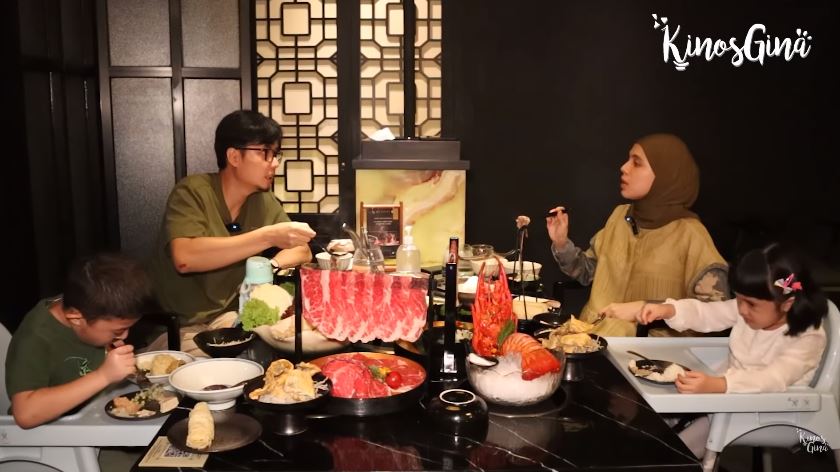 11 Menu mukbang Nycta Gina dan Rizky Kinos, ada steak berlapis emas