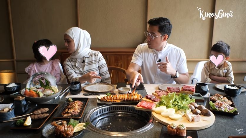 11 Menu mukbang Nycta Gina dan Rizky Kinos, ada steak berlapis emas