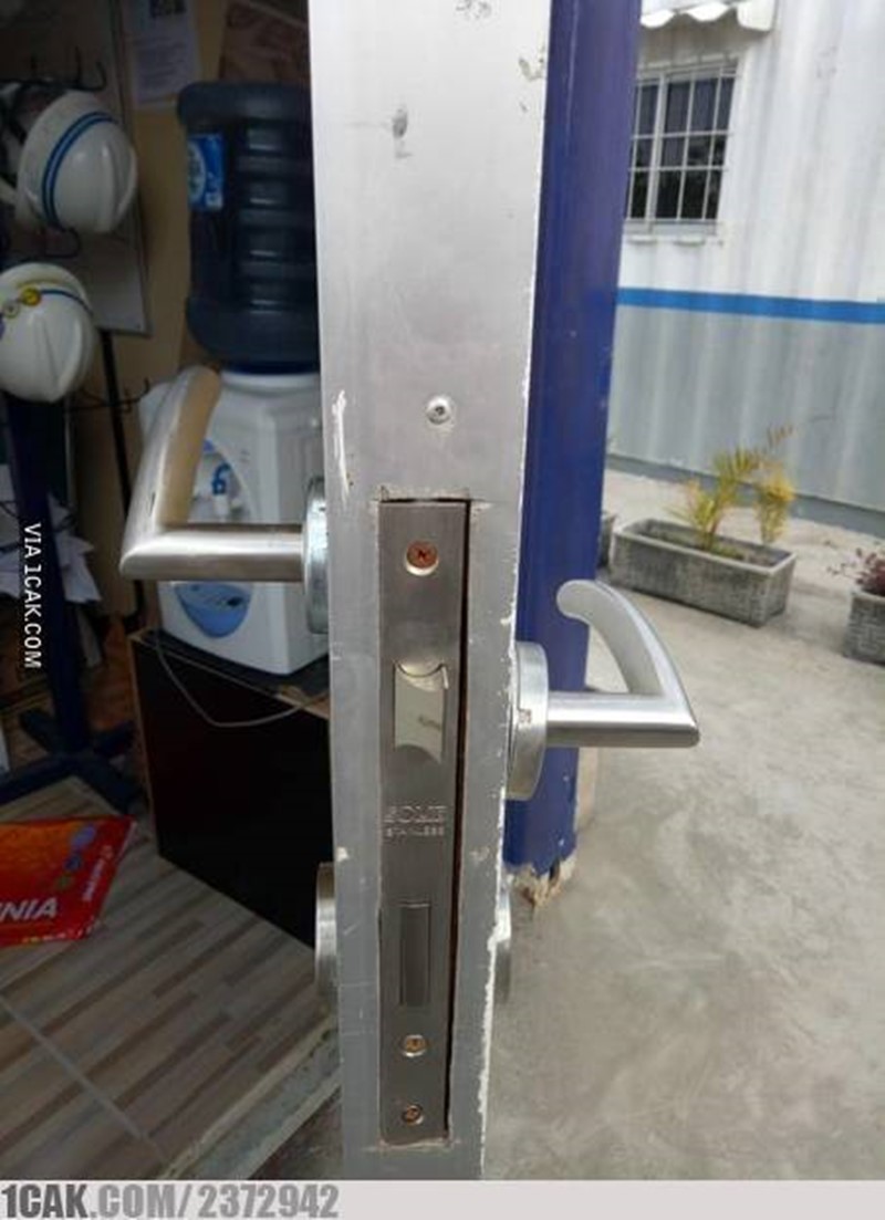desain gagang pintu nyeleneh © berbagai sumber
